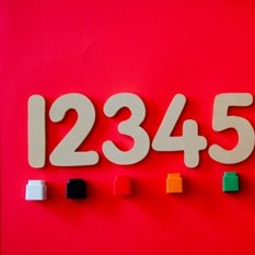 Zahlen 1-9 auf rotem Hintergrund, bunt