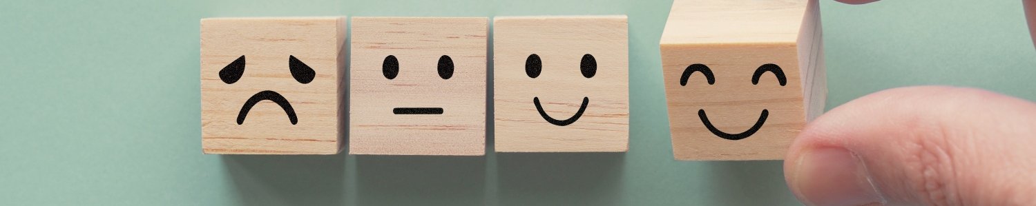 Holzwürfel auf die Smileys mit verschiedenen Stimmungen gemalt sind