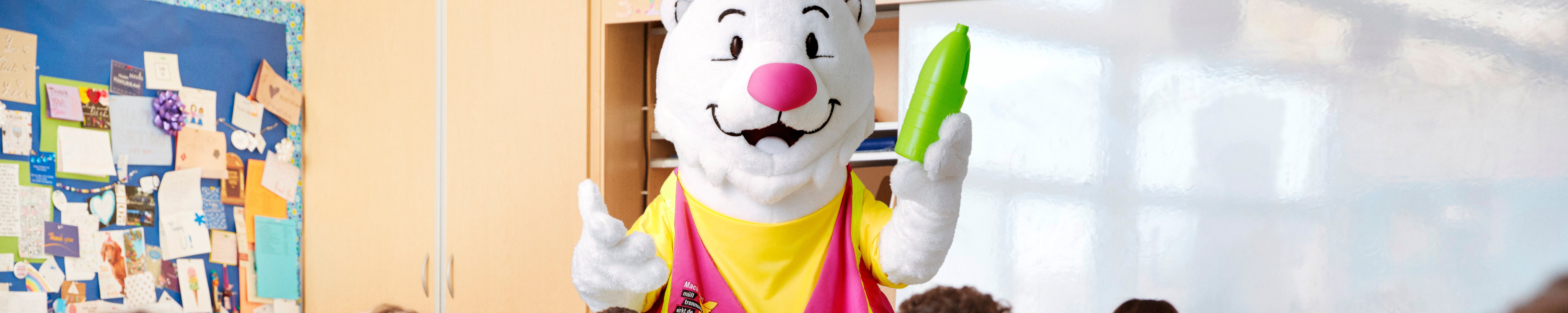 Maskottchen Trennbär in einer Schulklasse 