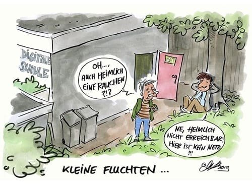 Analoge Auszeiten Zwei Erwachsene vor einem Hinterausgang des Gebäudes "Digitale Schule". Der Mann mit Zigarette fragt den anderen, der entspannt an einem Baum lehnt: "auch heimlich eine rauchen?", dieser antwortet: "Ne, heimlich nicht erreichbar! Hier ist kein Netz!!!"