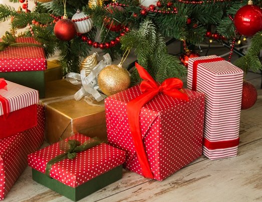 Geschenke und Weihnachtsbaum