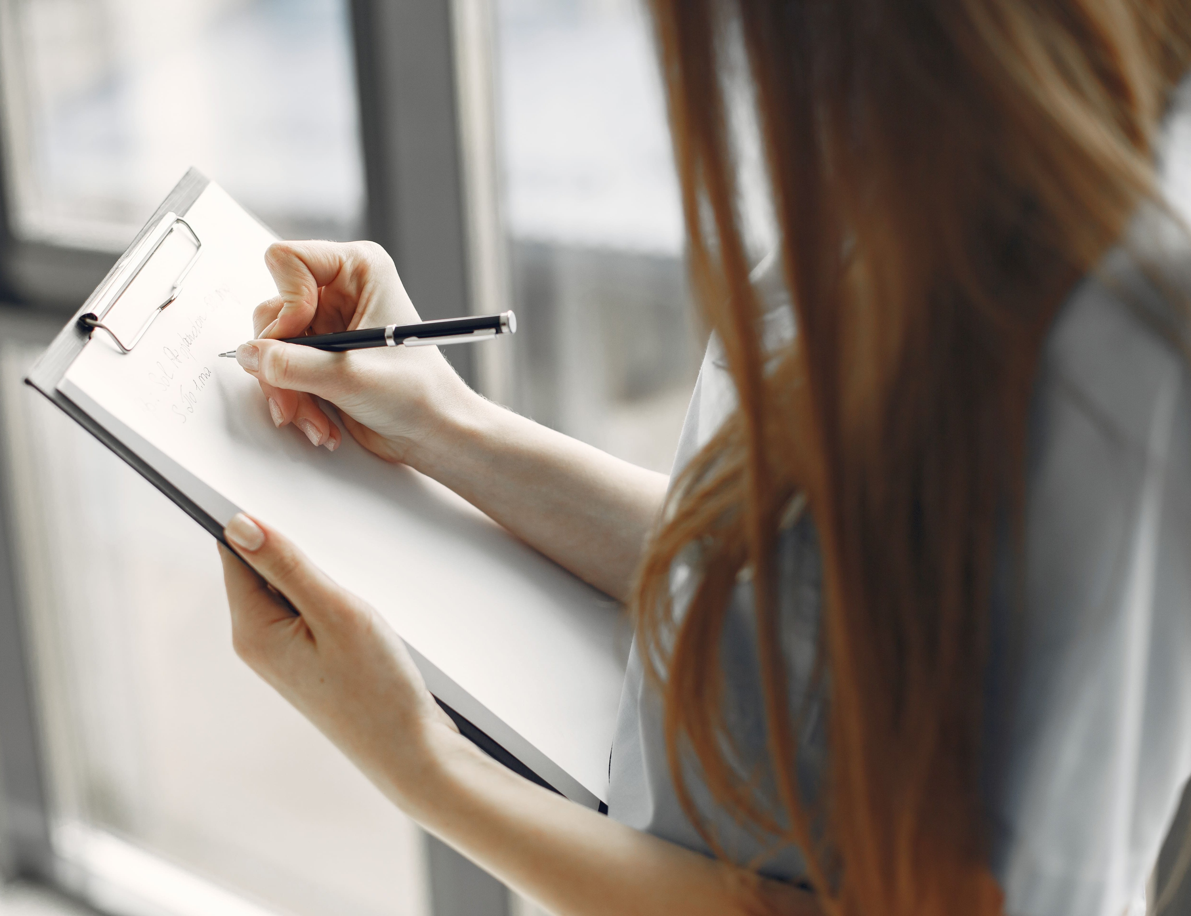 Frau mit einem Notizblock