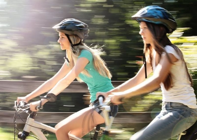 Mädchen mit Fahrradhelm auf dem Fahrrad