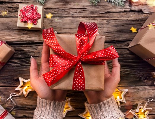 Geschenk wird überreicht