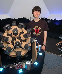 abb_8_lukas_varnhorst_planetariumsprojektor.jpg Lukas Varnhorst vor seinem Planetariumsprojektor im schuleigenen Planetarium