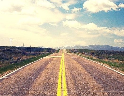 Bild einer Straße Richtung Horizont