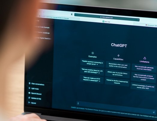 Person nutzt ChatGPT
