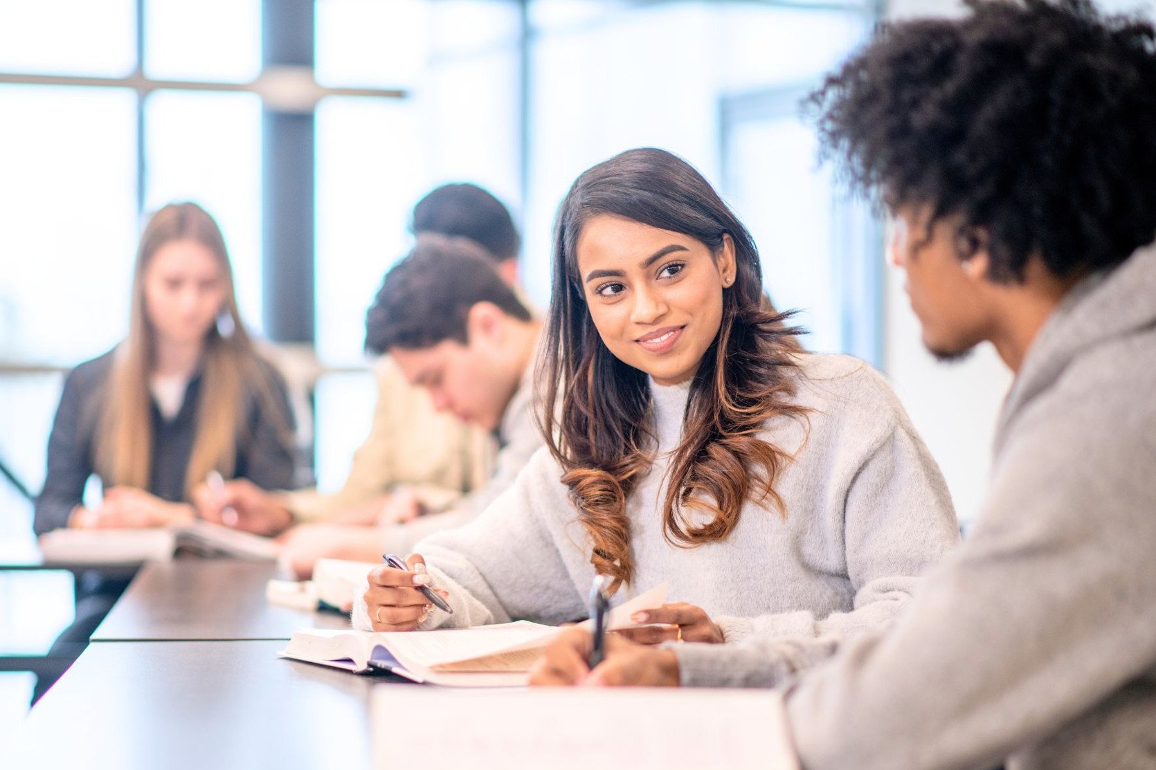 Schülerinnen und Schüler während einer Gruppenarbeit. Foto: Getty Images