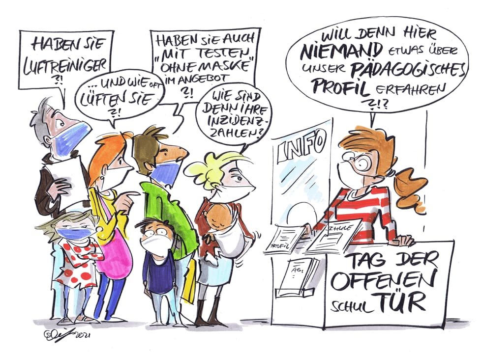 Cartoon der Woche: Pädagogisches Profil Eine junge Frau hinter einem Infostand – vor ihr eine Schlange an Erwachsenen mit kleineren Kindern. Es ist Tag der offenen Schultür. „Will denn hier niemand etwas über unser pädagogisches Profil erfahren?“, fragt die Frau. Die vor ihr stehenden fragen nach Luftreinigern und Inzidenzzahlen, die Häufigkeit des Lüftens und das Testangebot an der Schule.