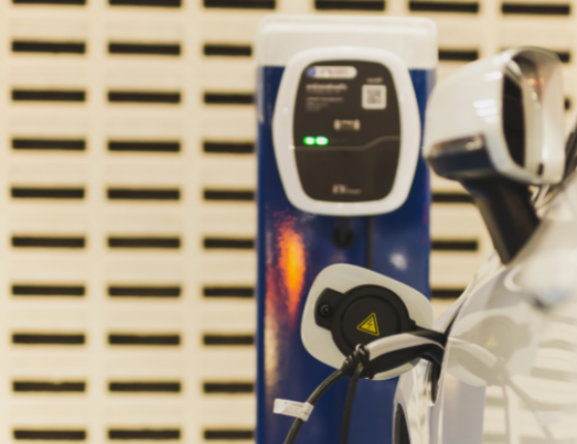 E-Auto an Ladestation.