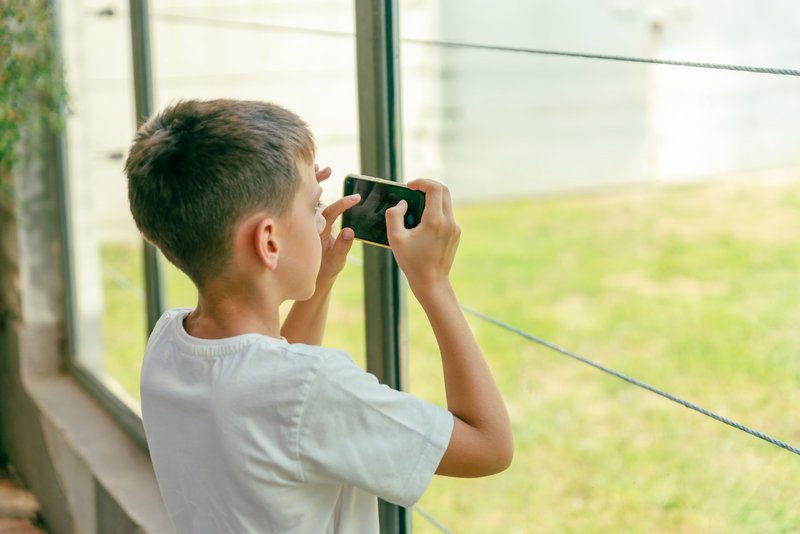 Junge fotografiert mit Handy