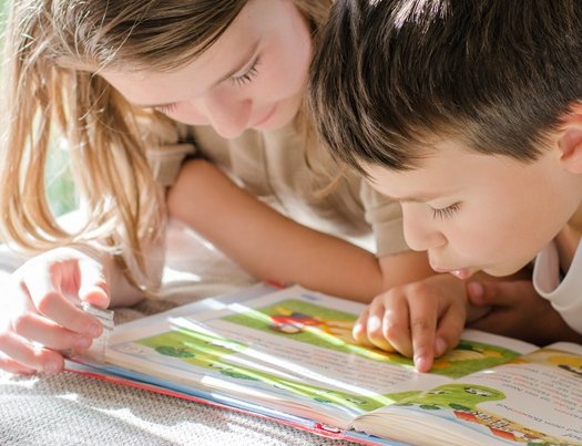 Kinder lesen ein Buch