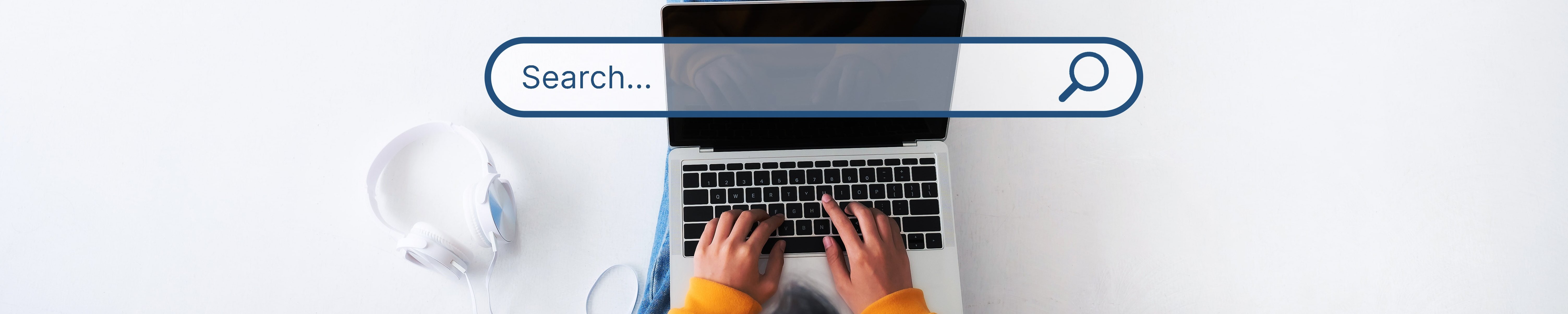 Frau recherchiert am Laptop