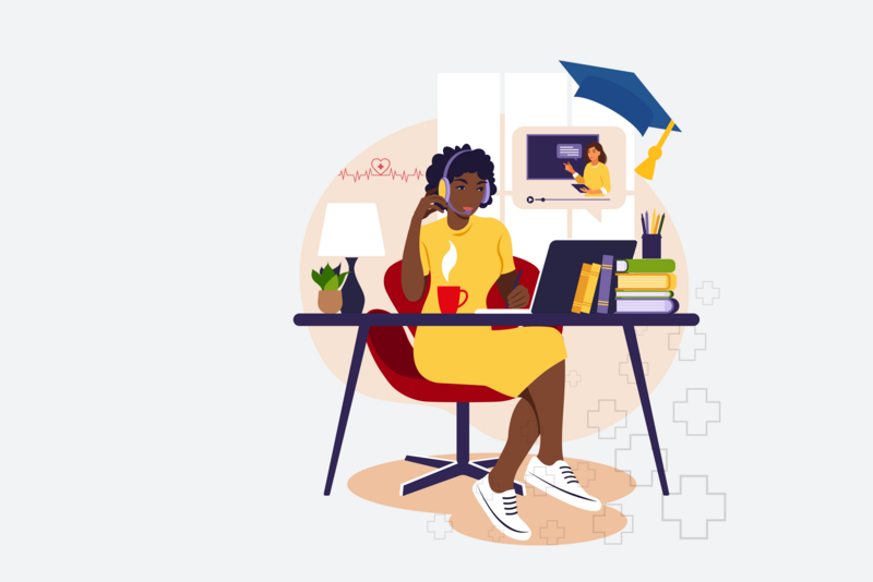 Frau sitzt an einem Schreibtisch und telefoniert mit einem Headset.