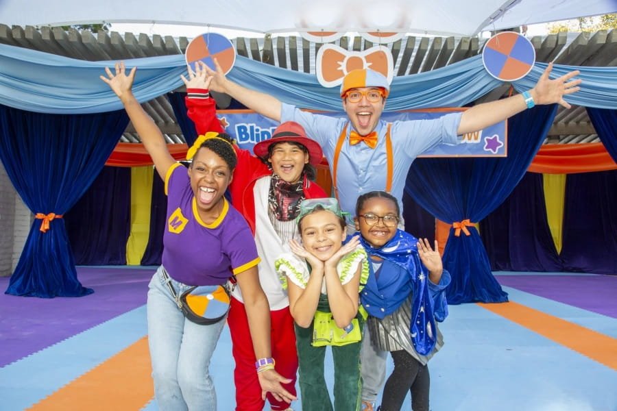 Menschen im Zirkus verkleidet