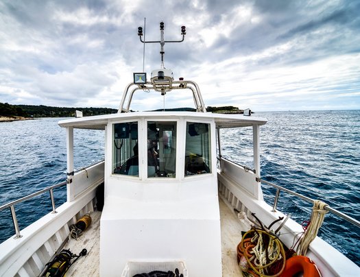 Fischerboot wirft Netze aus