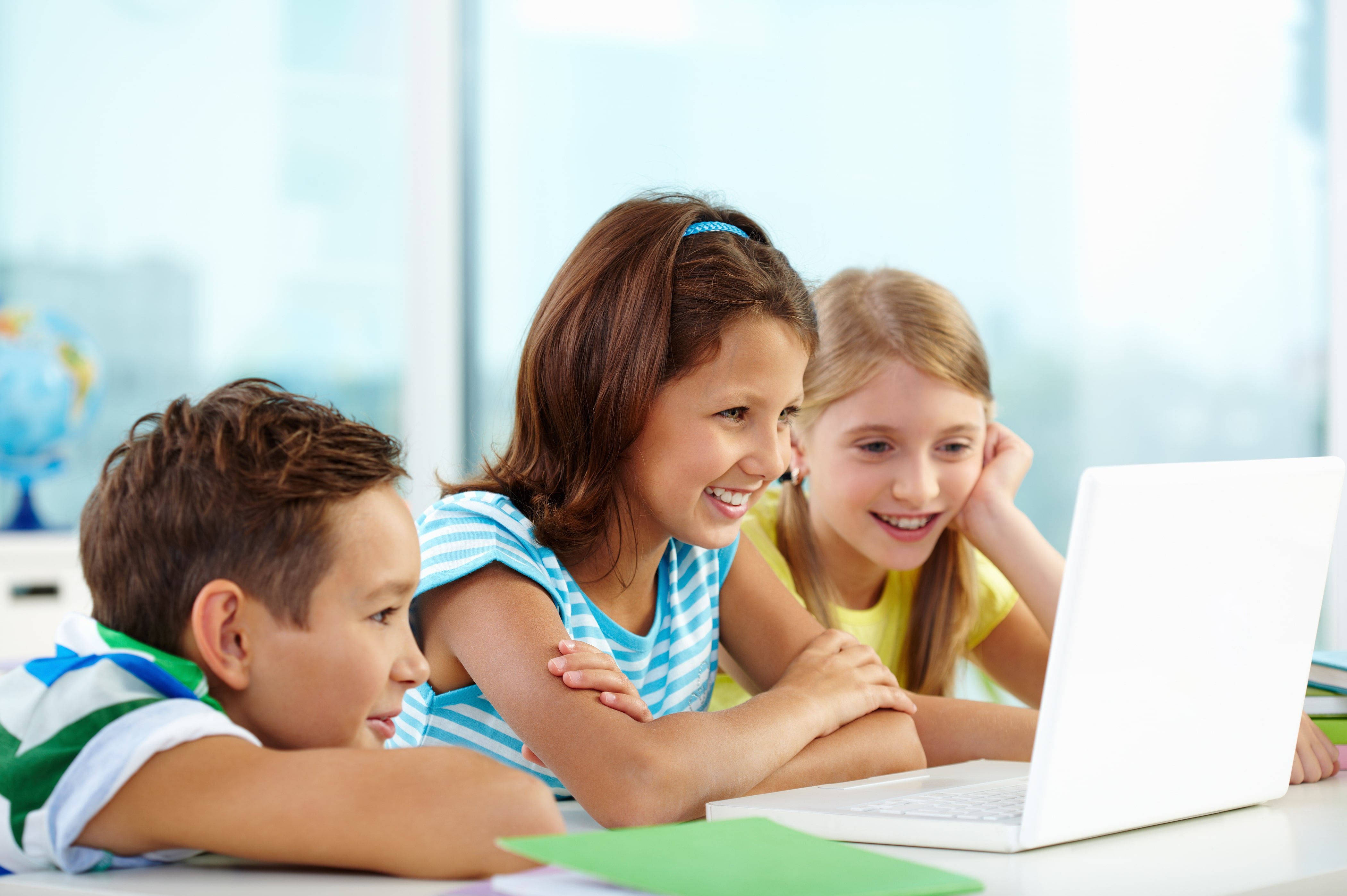 Schüler*innen schauen auf Computer