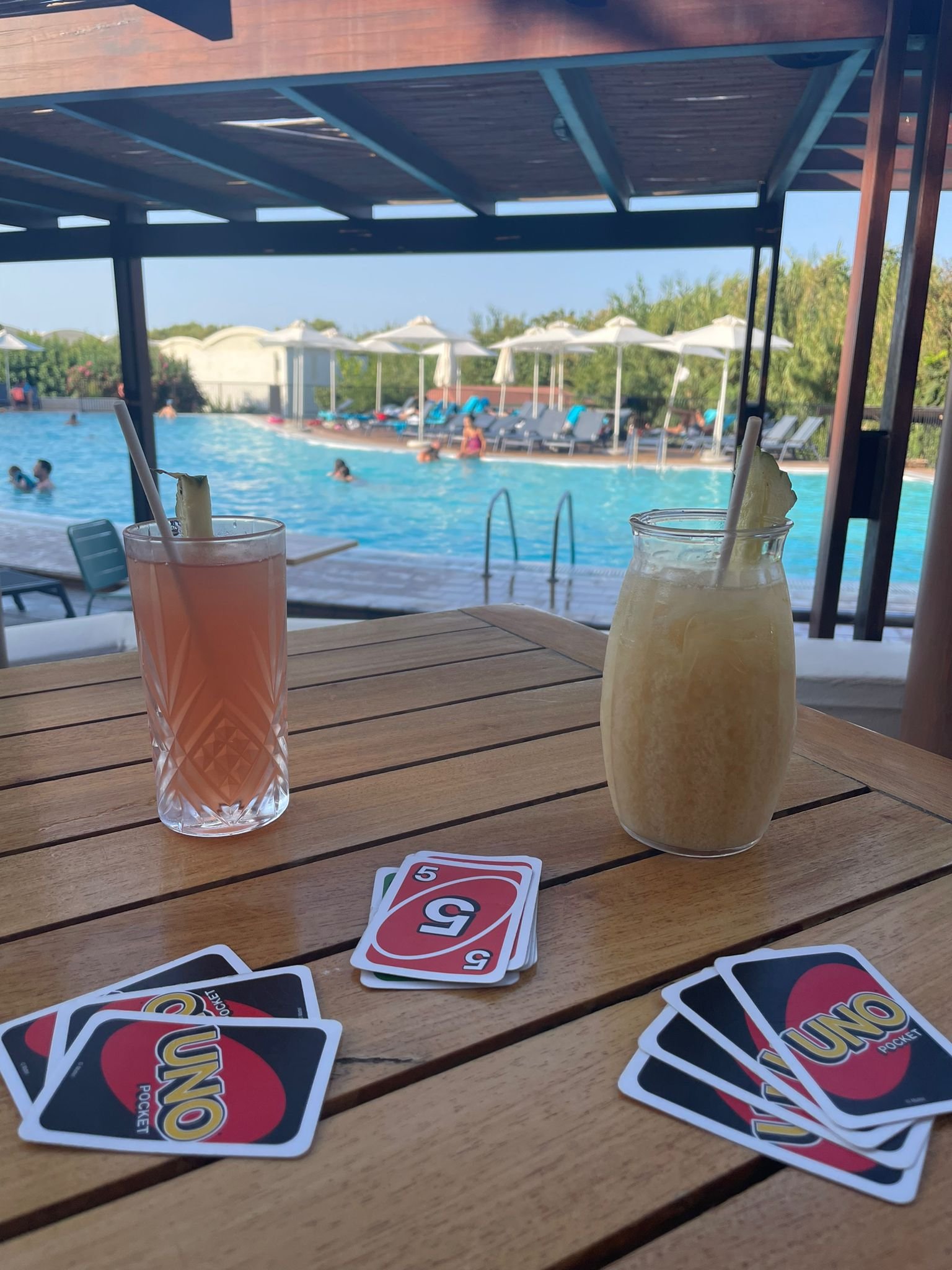 Kühle Getränke am Pool
