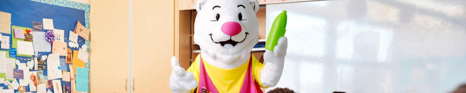 Maskottchen Trennbär in einer Schulklasse 