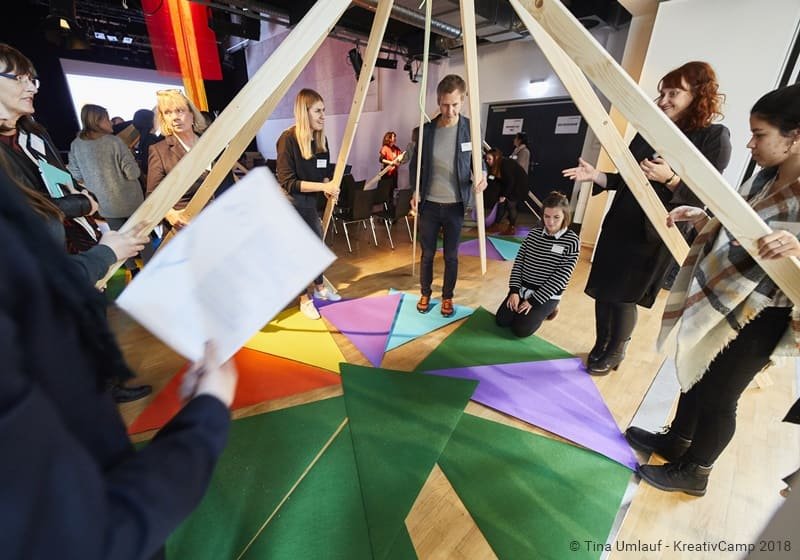 Kulturelle Bildung kombiniert mit dem Fach Mathematik Künstler und Schüler im Mathematik-Unterricht
