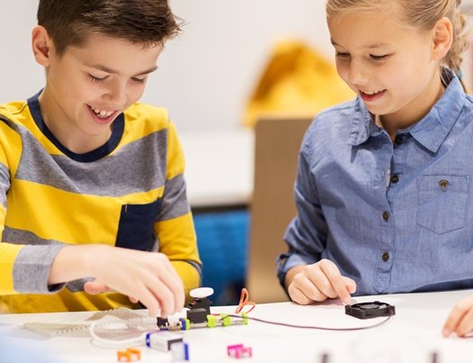 Kinder arbeiten mit einem Miniroboter
