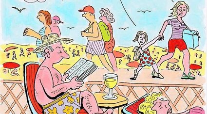 Mann in Badehose mit Buch im Strandcafé