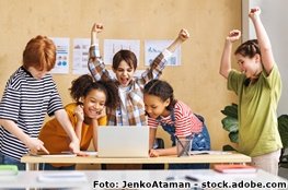 Lernende arbeiten an einem Laptop