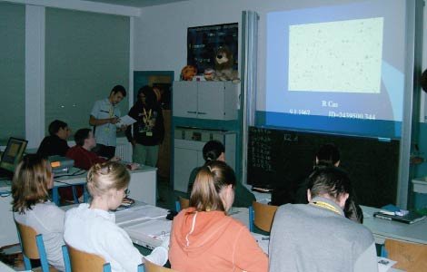 4_schaetzen_praesentation.jpg Die Lernenden schätzen in Partnerarbeit Sternhelligkeiten der im abgedunkelten Raum präsentiereten Schätzfelder.