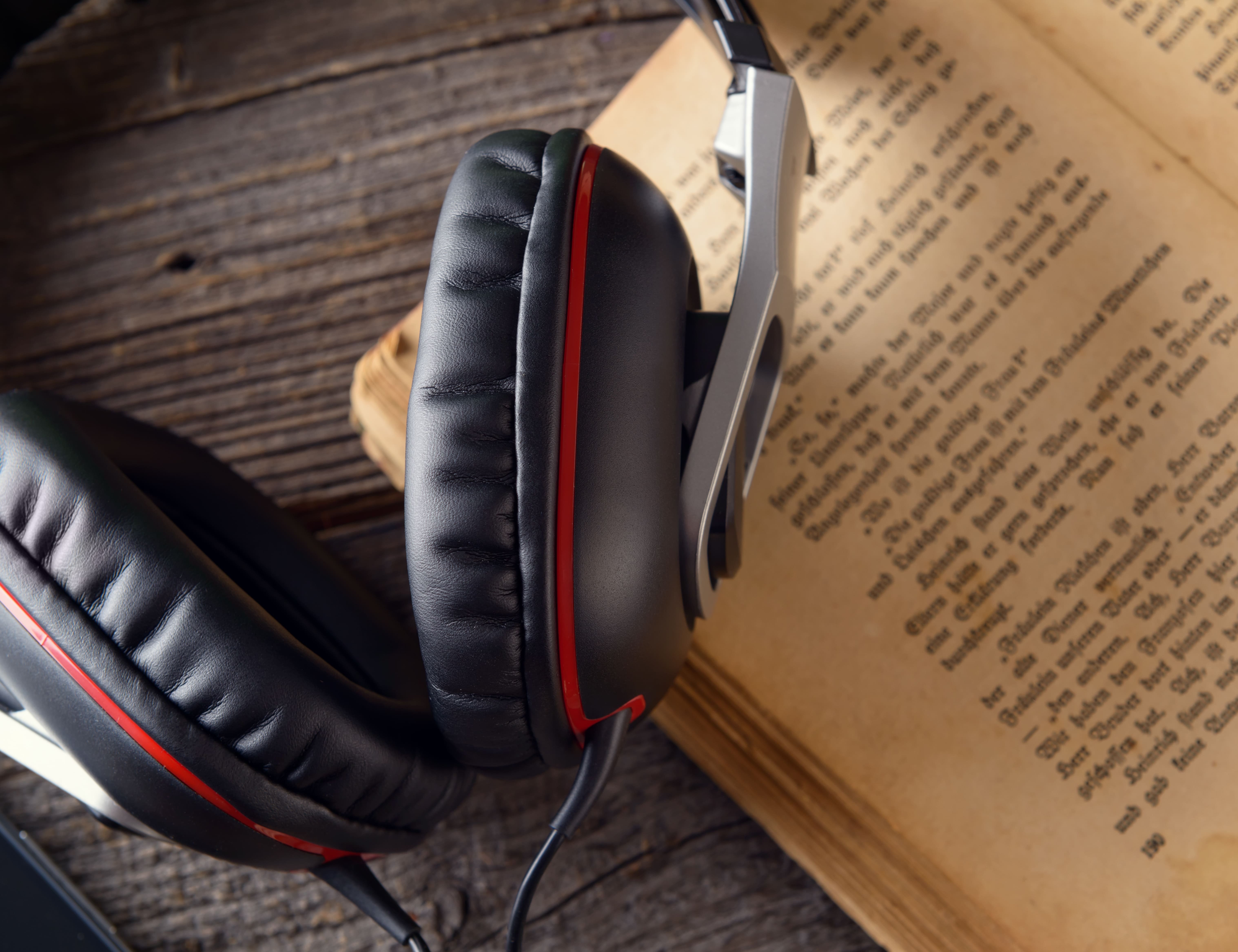 Buch und Kopfhörer