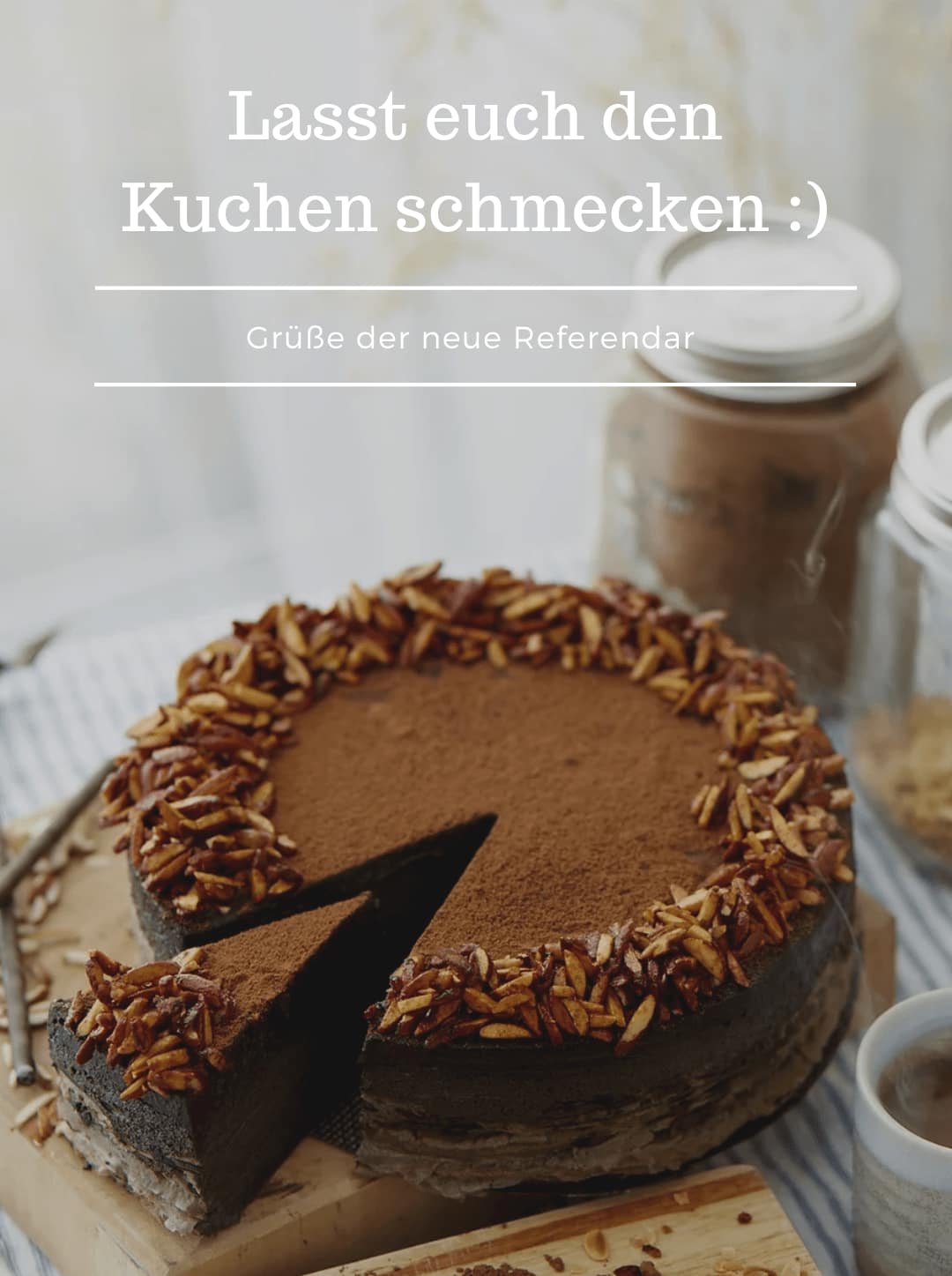 Kuchen als Eisbrecher Schokoladenkuchen aus dem ein Stück herausgeschnitten ist