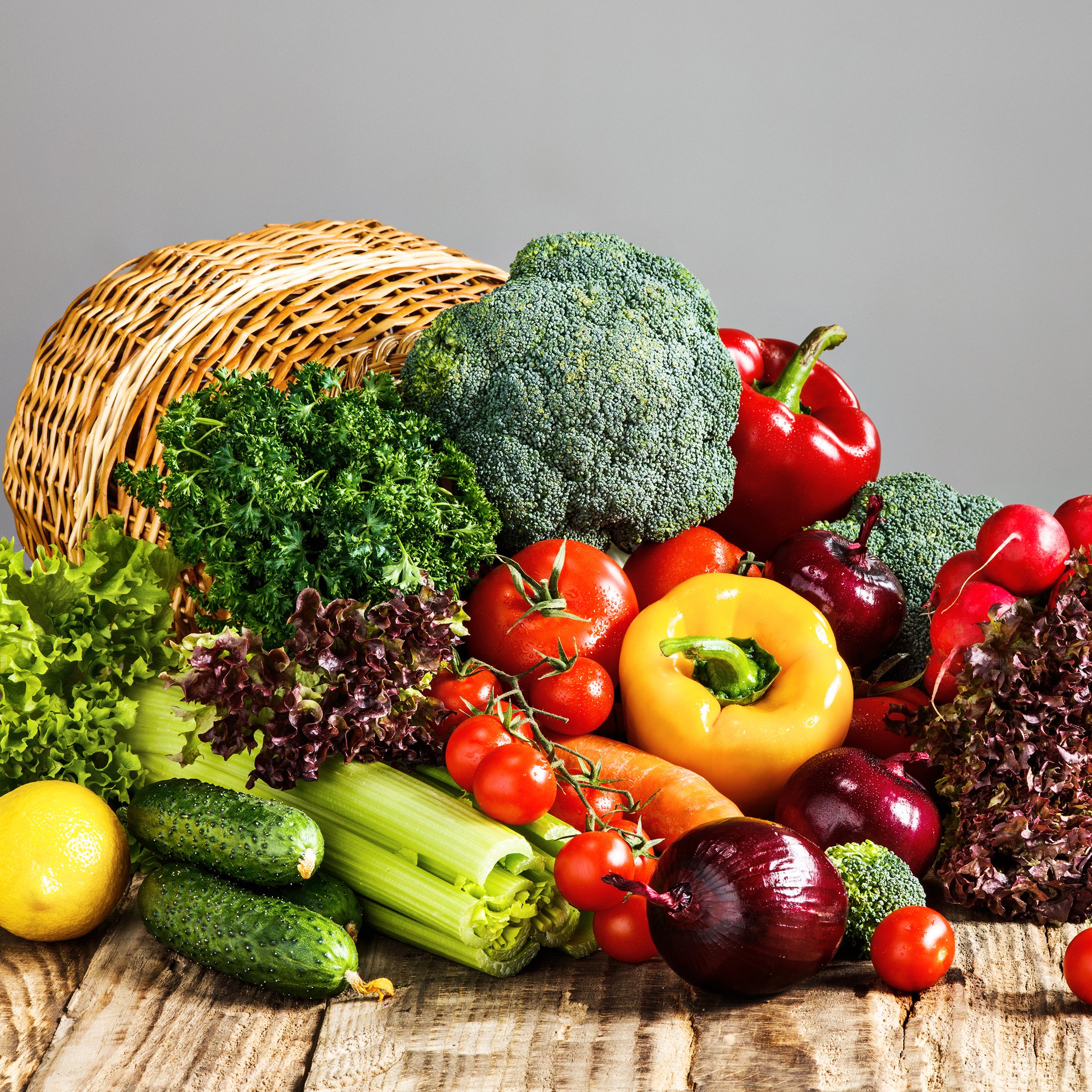 Korb mit frischem Gemüse