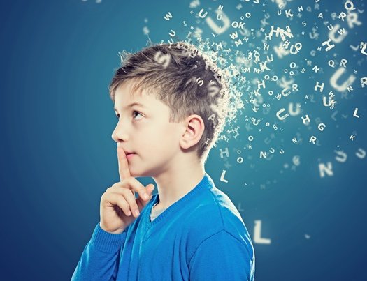 Junge, der angestrengt nachdenkt