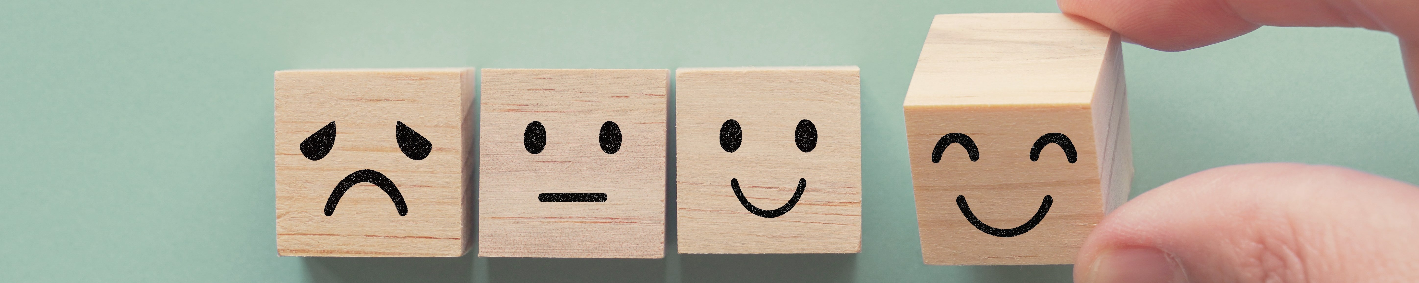 Holzwürfel auf die Smileys mit verschiedenen Stimmungen gemalt sind