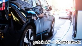 Unterrichtseinheit E-Mobilität E-Auto an Ladestation