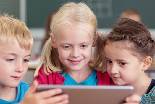3 Kinder am Tablet