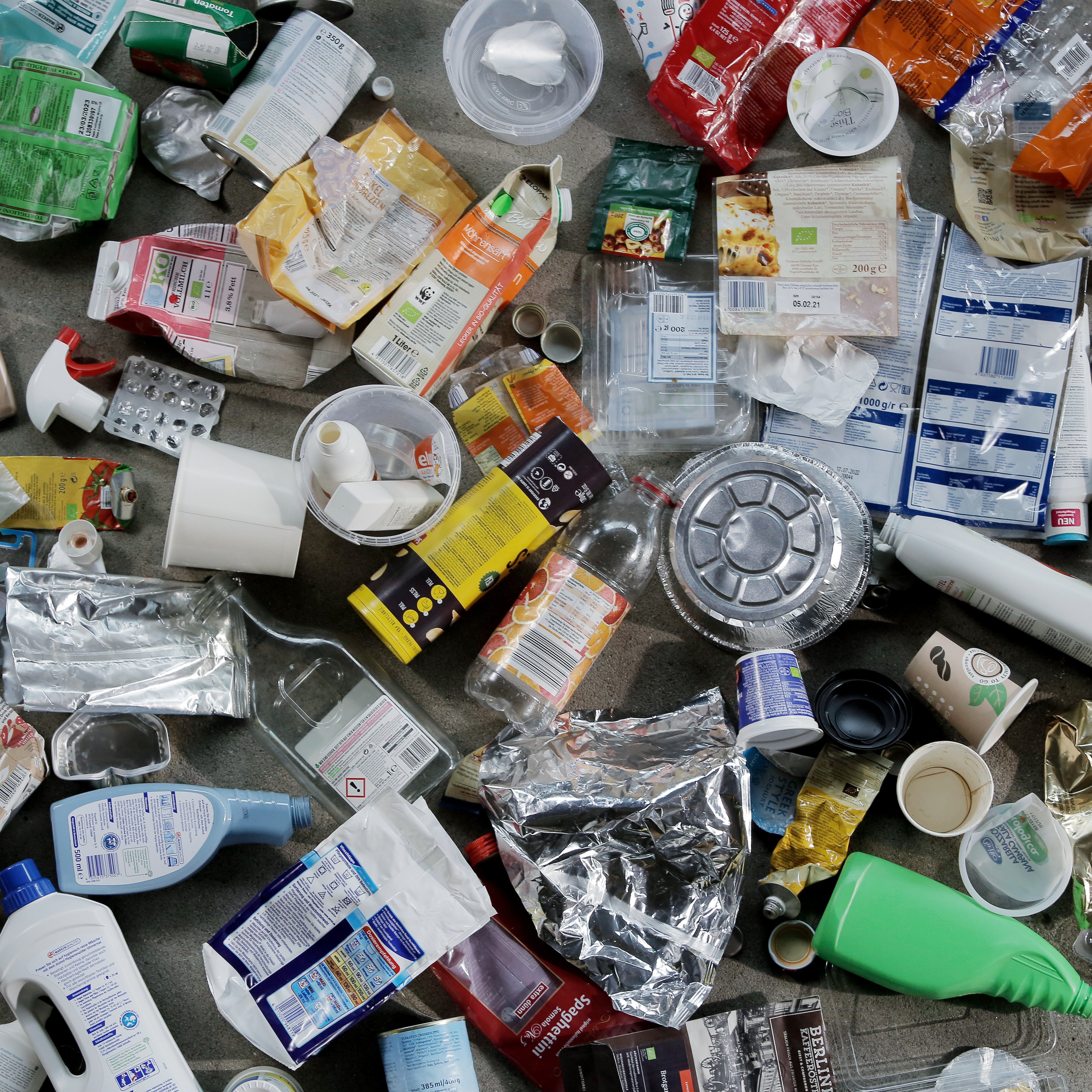 leere Verpackungen auf einen Tisch