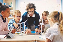 Rednet Fortbildungen für Lehrkräfte Lehrer mit Schulklasse, Windräder und Tablet