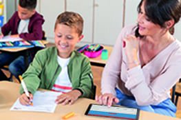 STABILO Education EduPen im Unterricht Eine Lehrerin testet den Stabilo EduPen mit einem Grundschüler