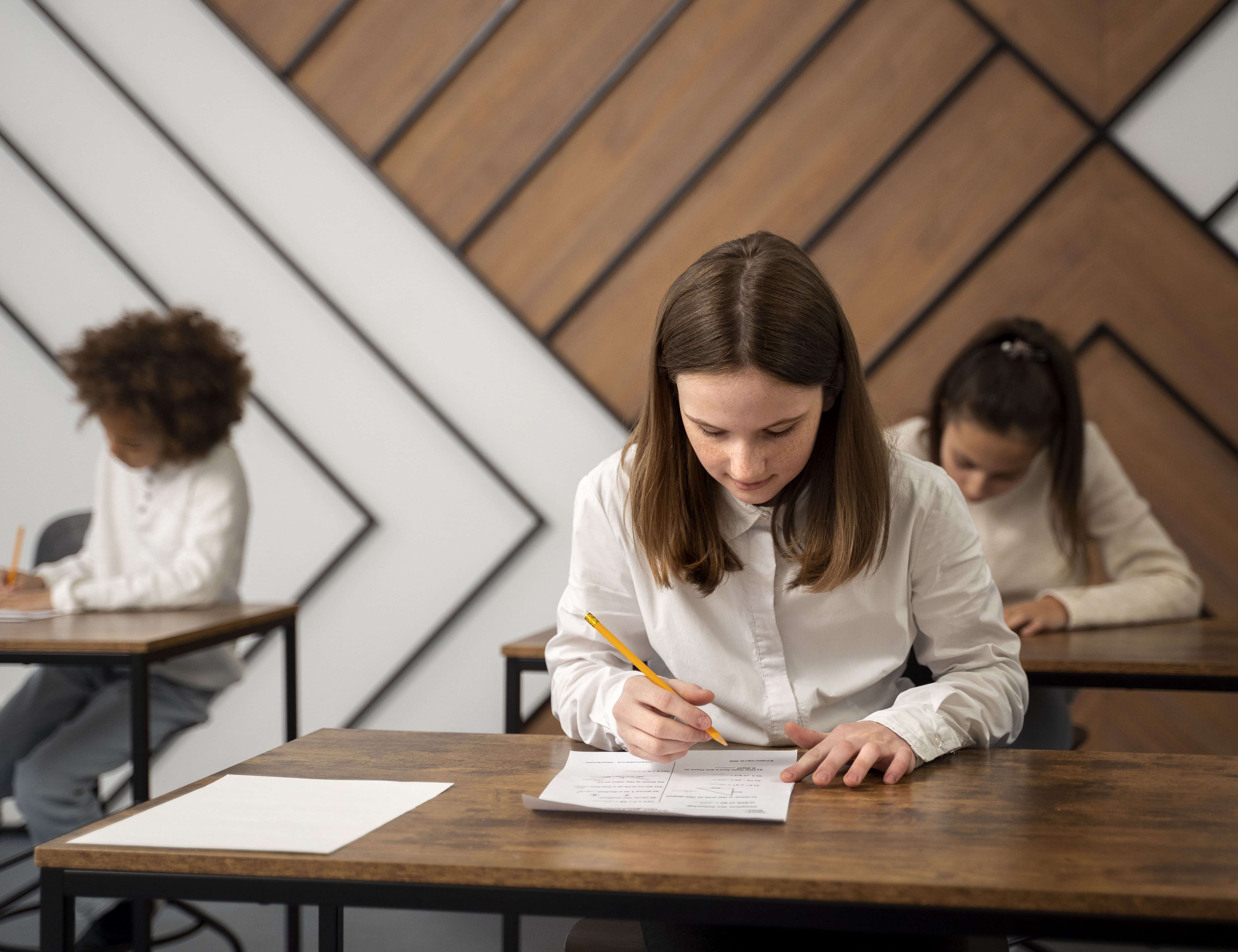 Schülerinnen und Schüler schreiben eine Klausur