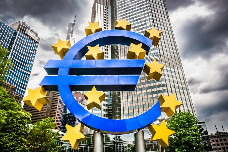 Eurozeichen vor der EZB