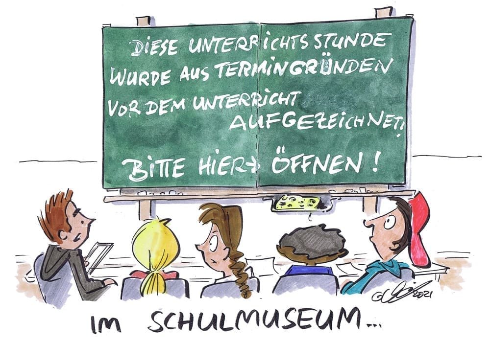 Ratlose Kinder im Klassenraum. Auf der Tafel steht: "Diese Unterrichtsstunde wurde aus Termingründen vor dem Unterricht aufgezeichnet. Bitte hier öffnen."