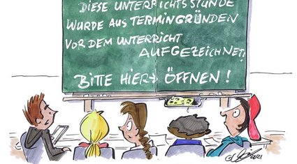 Ratlose Kinder im Klassenraum. Auf der Tafel steht: "Diese Unterrichtsstunde wurde aus Termingründen vor dem Unterricht aufgezeichnet. Bitte hier öffnen."