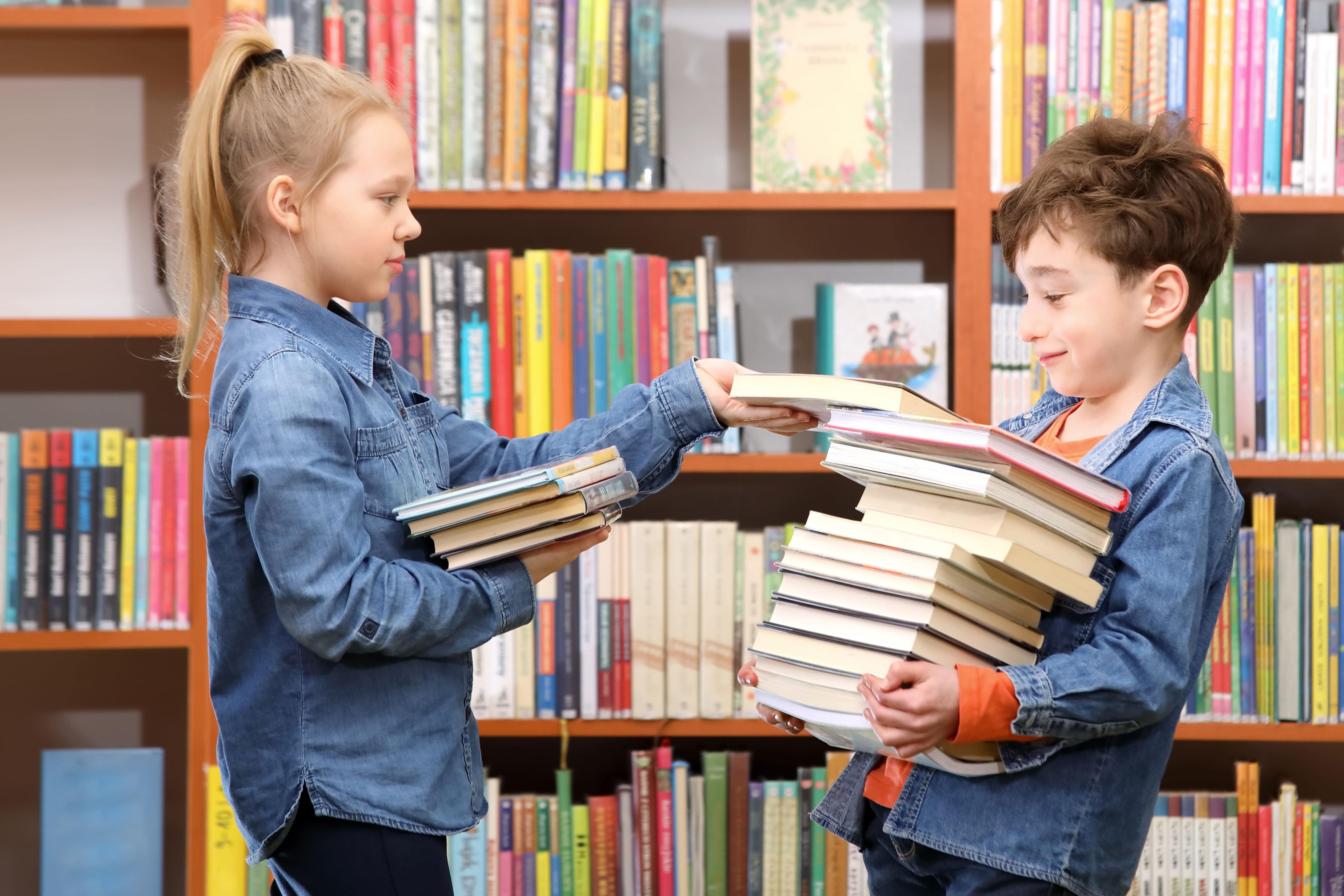 Mädchen und Junge in einer Bibliothek
