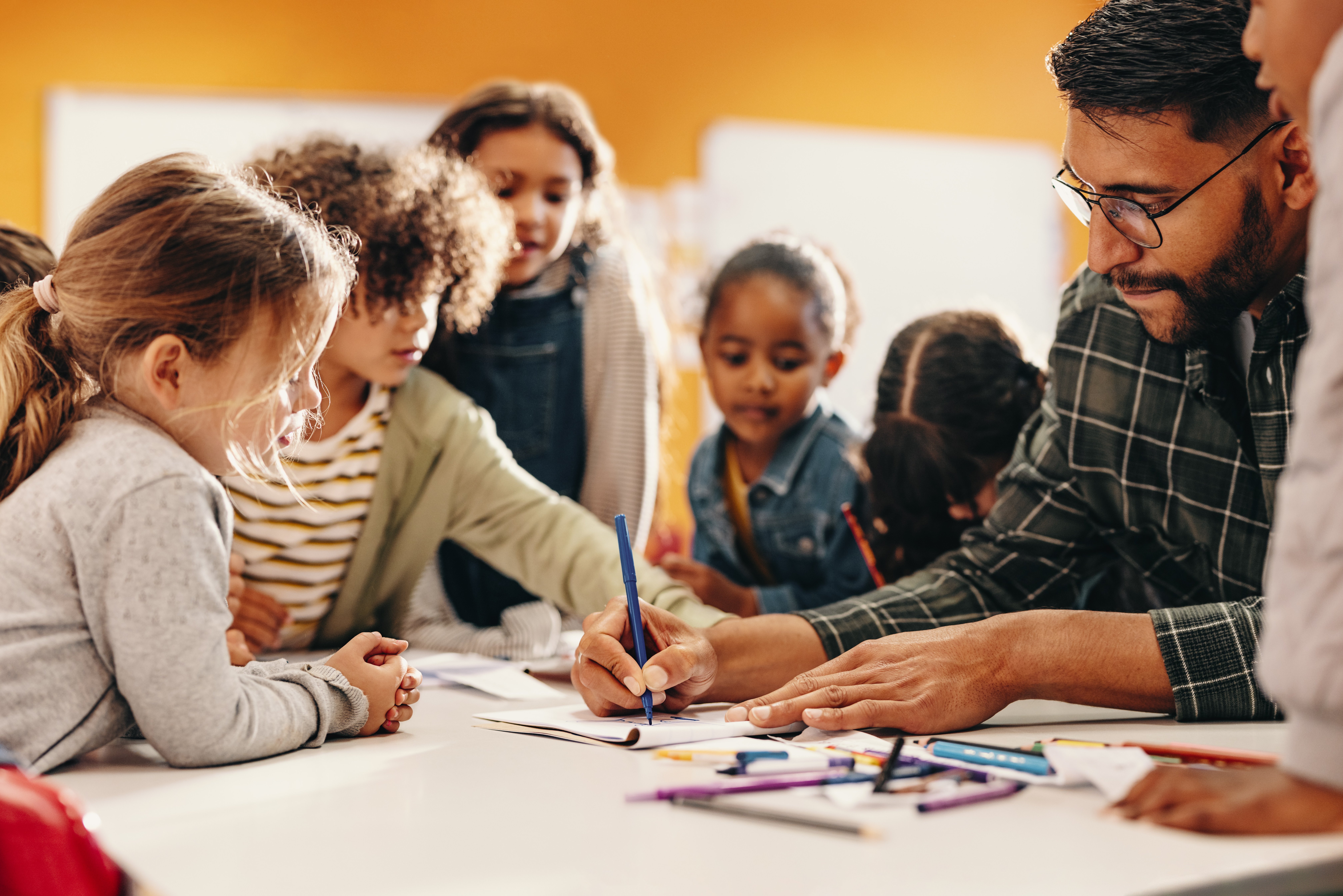 Lehrkraft mit Grudschulkindern