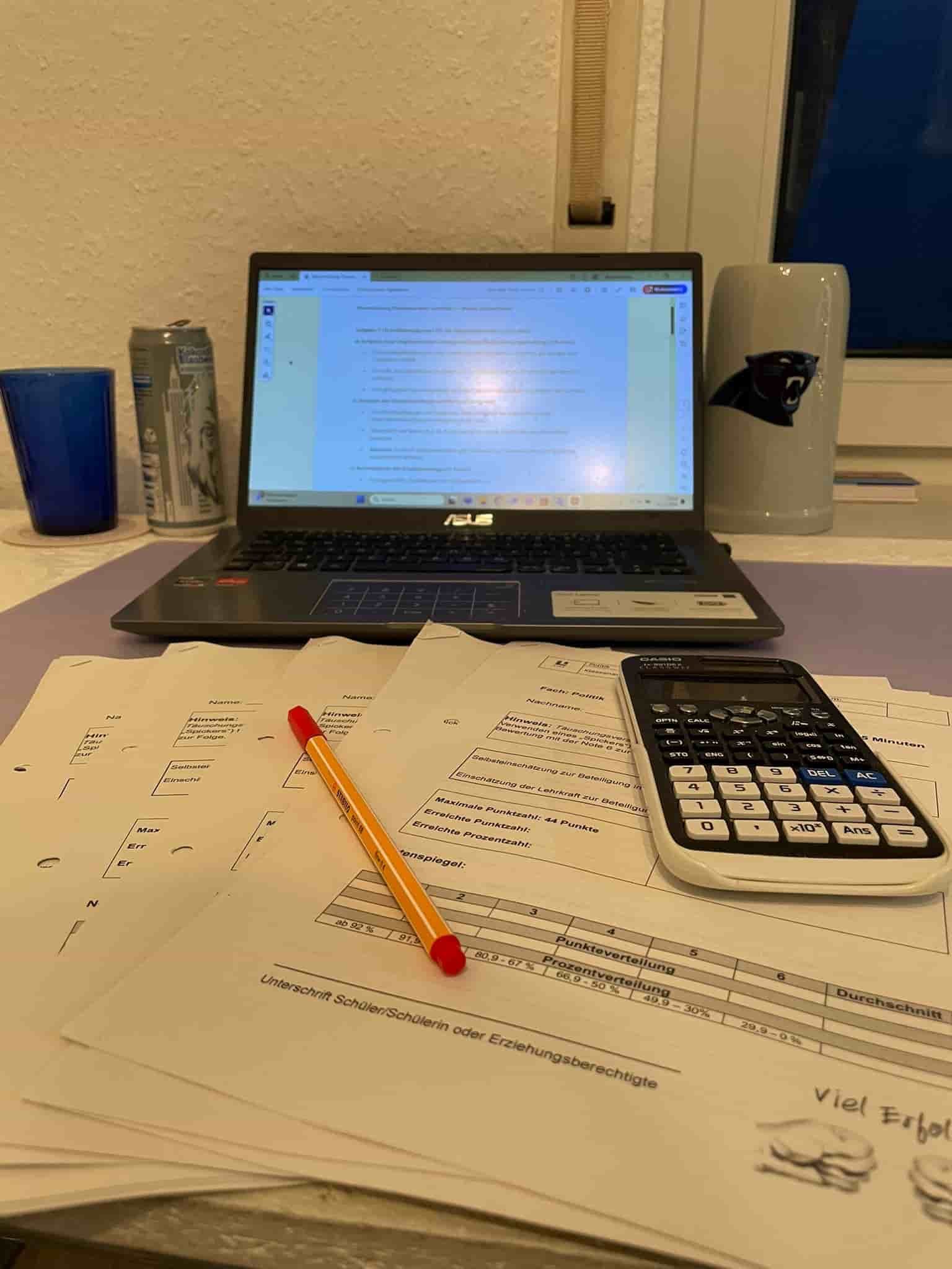 Schreibtisch bei der Korrektur von Klassenarbeiten