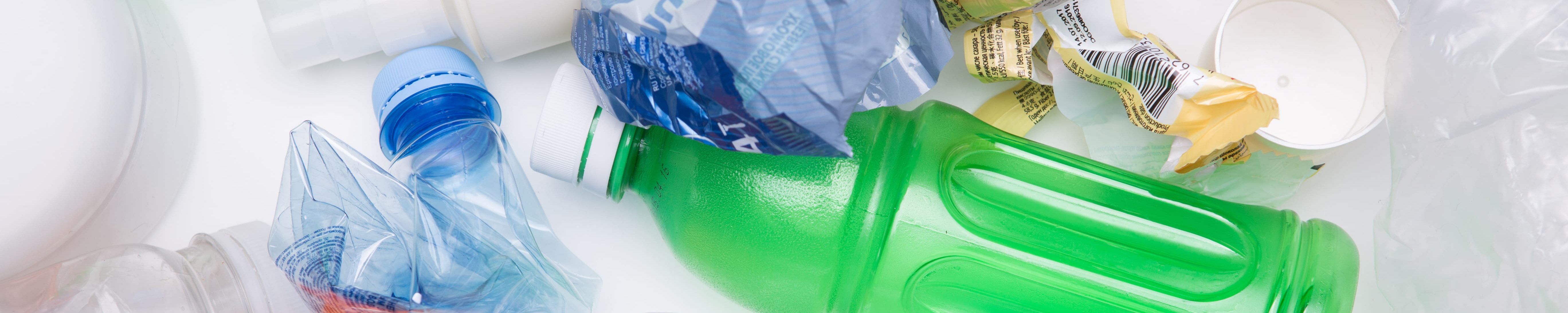 Plastikmüll aus leeren Flaschen und anderen Verpackungen