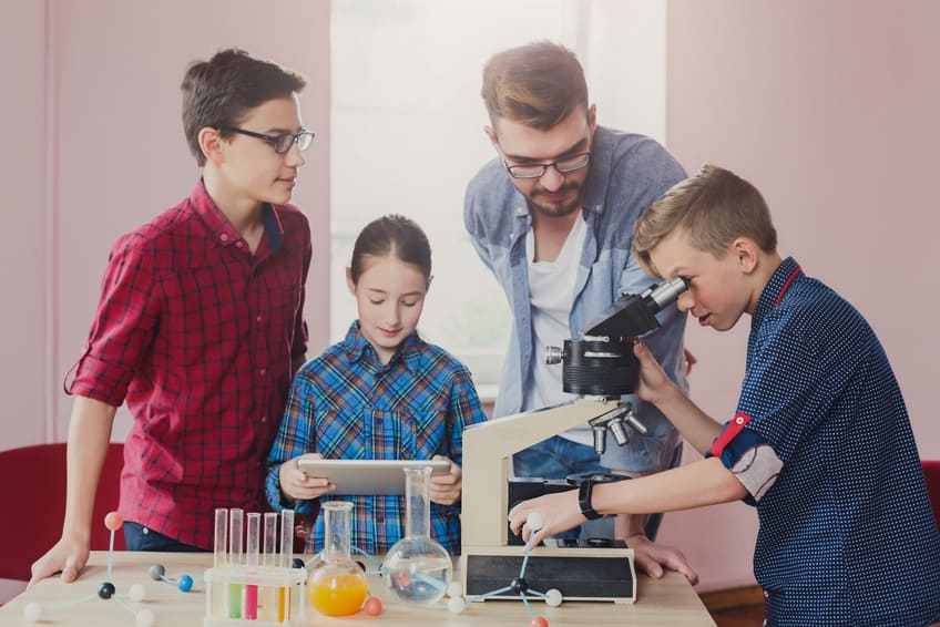 Schüler führen ein Experiment durch