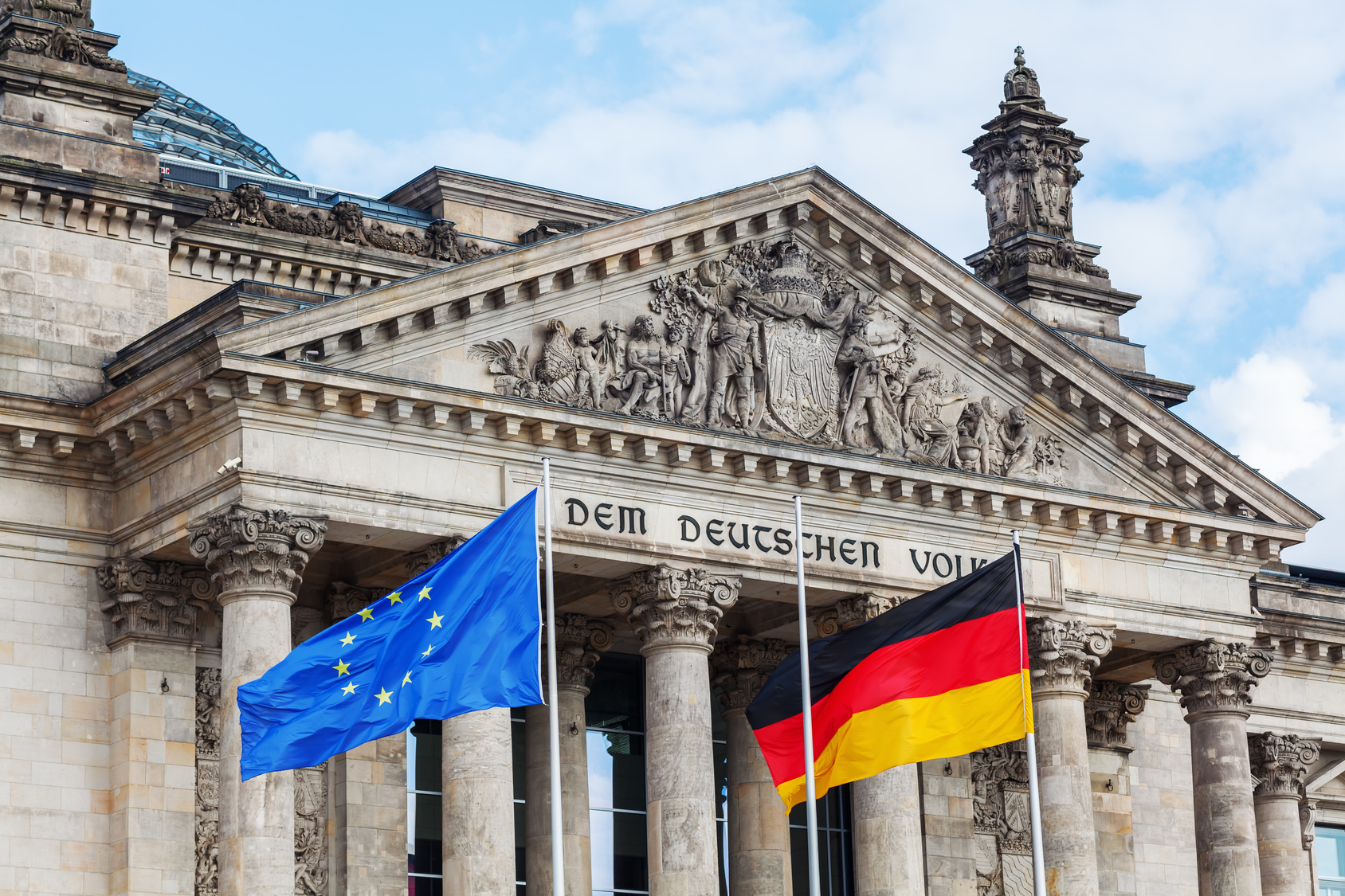 Deutschlandfahne und Europafahne vorm Bundestag in Berlin