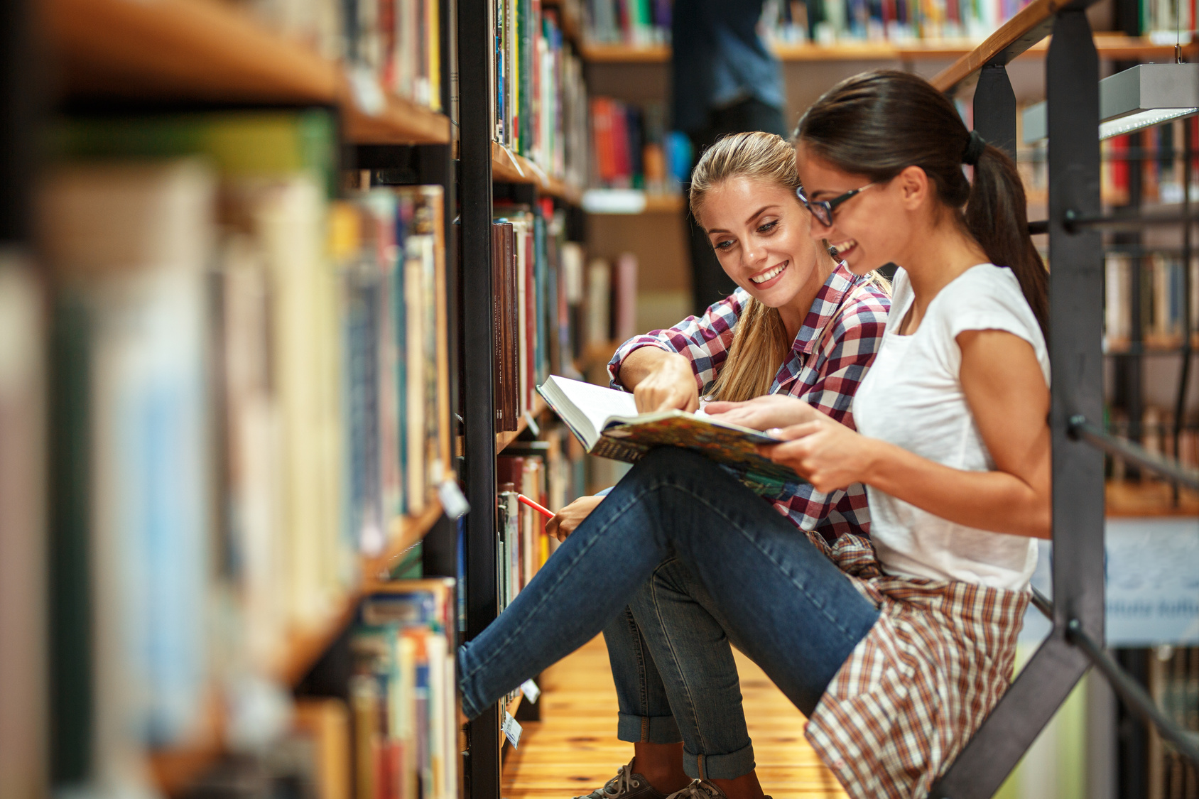 Lernende mit Büchern in Bibliothek