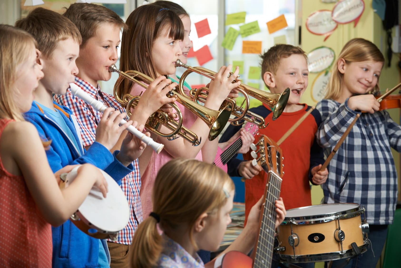 Kinder spielen Musikinstrumente